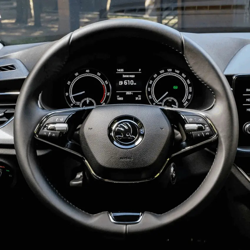 シュコダ オクタビア VRS RS ファビア スラビア クシャック スカーラ 2021-2025 用ステアリングホイールカバーキット